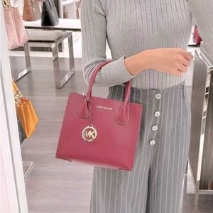 🛑SOLD🛑 
Michael Kors
Mercer Medium Messanger & Card Case